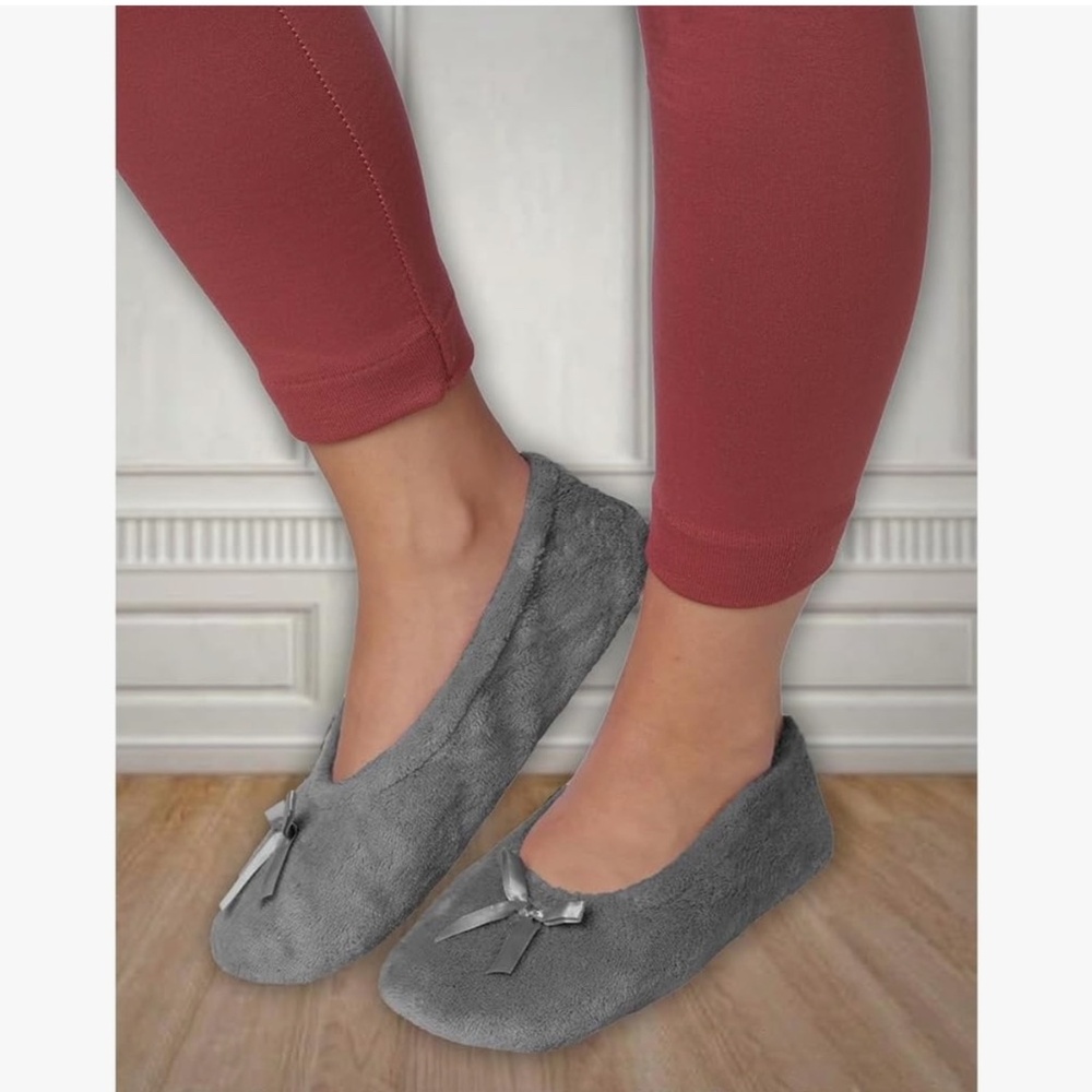 NWOT Black & Grey Roxini Non-Slip Slippers